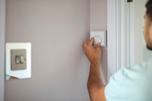 Does Adjusting The Thermostat Up Or Down Really Save Money